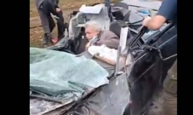 Βίντεο Ντοκουμέντο - Ρωσικό τεθωρακισμένο «λιώνει» αυτοκίνητο αμάχου - Γλίτωσε απο θαύμα