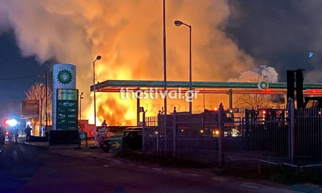 Θεσσαλονίκη: Συναγερμός στην Πυροσβεστική για πυρκαγιά κοντά σε βενζινάδικο