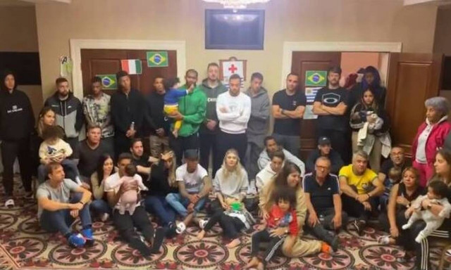 Πόλεμος στην Ουκρανία: Με τρένο κι αμάξια η διαφυγή των ξένων παικτών – Συγκλονιστικά βίντεο (vids)