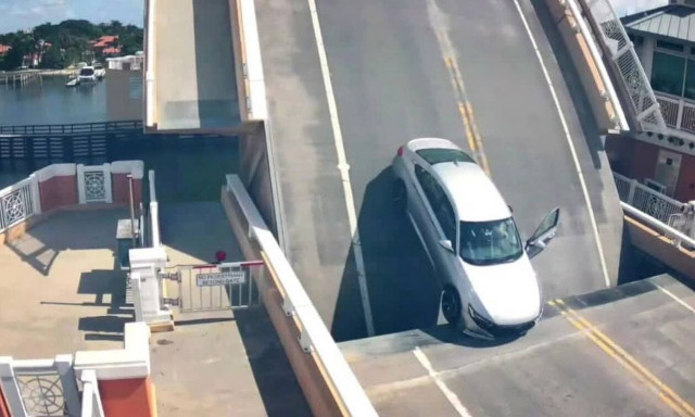 Δείτε τι μπορεί πάθει κανείς σε μια ανοιγόμενη γέφυρα