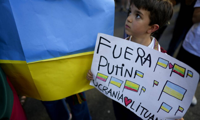 Πόλεμος Ουκρανία: Κρατώντας ουκρανικές σημαίες, διαδηλωτές κατέκλυσαν τους δρόμους σε όλο τον κόσμο