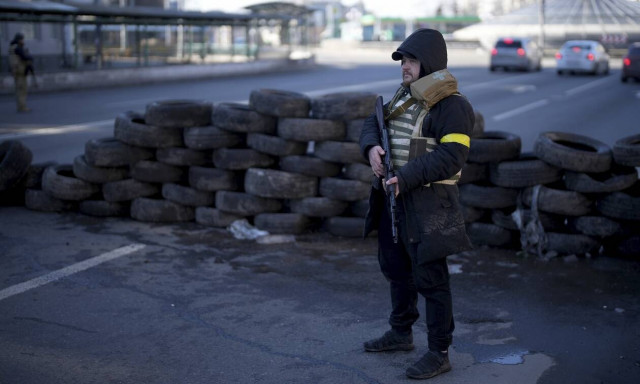 Πόλεμος στην Ουκρανία: Φτιάχνουν χαράκωμα στη μέση του δρόμου στο Κίεβο