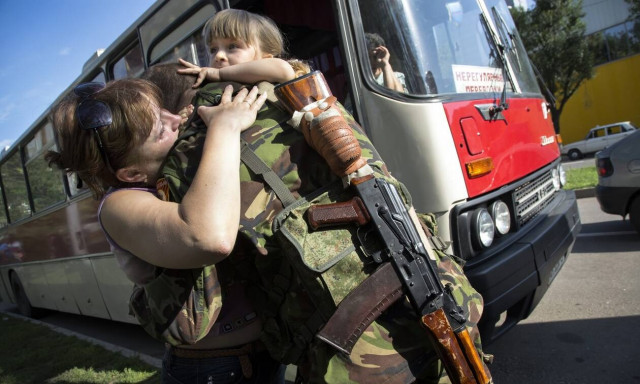 Πόλεμος στην Ουκρανία:  Εικόνες χάους από τους πρόσφυγες στα σύνορα «Πρέπει να σώσουμε τα παιδιά»