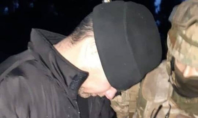 Πόλεμος στην Ουκρανία: Εικόνες ντοκούμεντο - Η στιγμή της σύλληψης Ρώσων σαμποτέρ από Πολιτοφύλακες