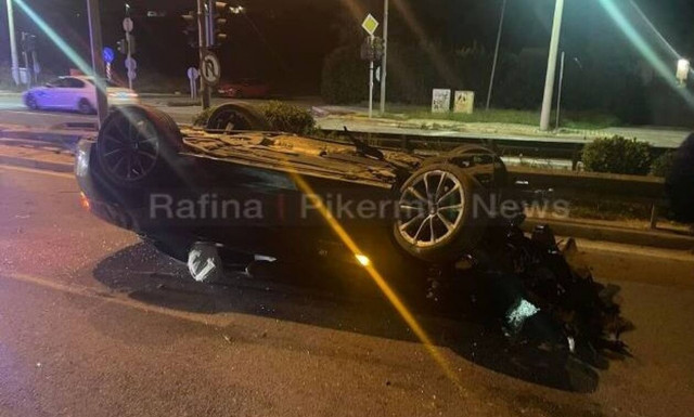 Μεγάλο τροχαίο στη Μαραθώνος: Αυτοκίνητο πήρε σβάρνα κολώνες, φανάρια και έγινε «φύλλο και φτερό»