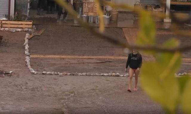 Η Φάρμα: «Είναι η καλή νοικοκυρά που έβαλε το μαγιό της, όχι ότι ήθελε να δείξει τον κ@@ο της (vid)