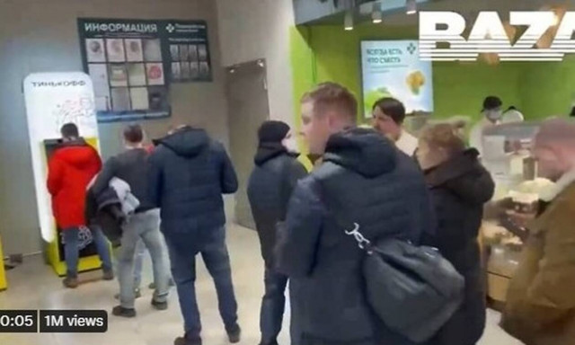 Πόλεμος στην Ουκρανία: Πανικός στη Ρωσία - Τρέχουν στα ATM οι πολίτες