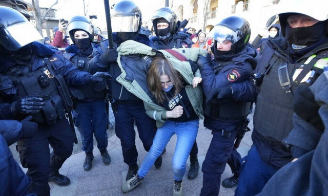 Πόλεμος στην Ουκρανία - Ρωσία: Αντιπολεμικές διαδηλώσεις «πνίγουν» τον Πούτιν - 2.000 συλλήψεις