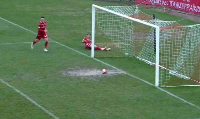 Super League 2: Χάθηκε απίθανο γκολ για την ΑΕΛ - Κόλλησε η μπάλα λόγω βροχής (video)