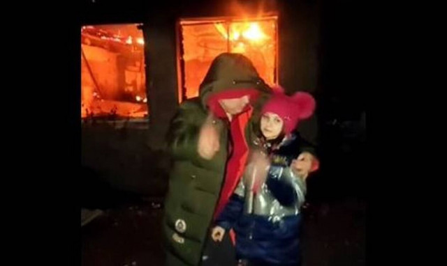 Ουκρανία: Μητέρα χλευάζει τον Πούτιν μπροστά στο φλεγόμενο σπίτι της - «Καλά τα κατάφερες»
