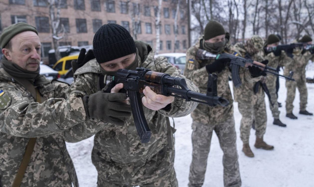 Πόλεμος στην Ουκρανία: Eθελοντές μάχονται σαν «λιοντάρια» για να υπερασπιστούν τα σπίτια τους