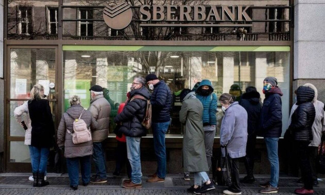 Αντιμέτωπη με capital controls και αυστηρούς περιορισμούς η Ρωσία