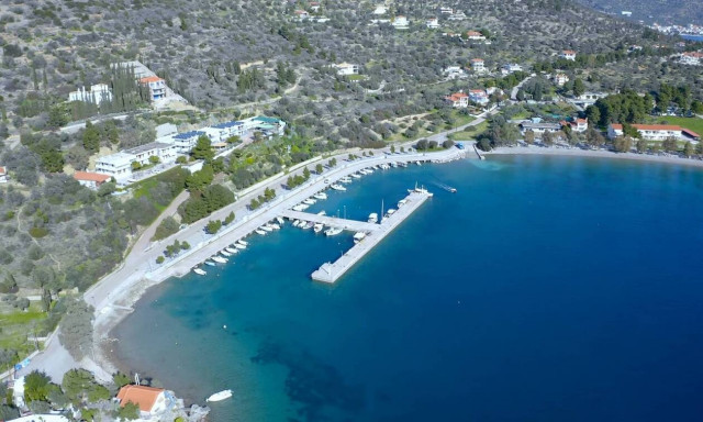 Άγιος Ισίδωρος: Η παραλία με τη Γαλάζια Σημαία που σε «κερδίζει»