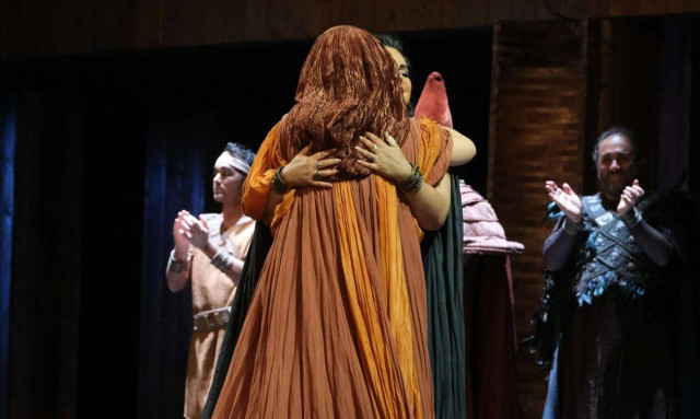 Συγκινεί η αγκαλιά μιας Ουκρανής και μιας Ρωσίδας τραγουδίστριας στην λυρική σκηνή στη Νάπολη (vid)