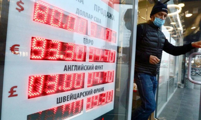 Διολίσθηση 40% για το ρούβλι μέσα σε 60 ημέρες – Στα 105 ρούβλια η ισοτιμία με το δολάριο