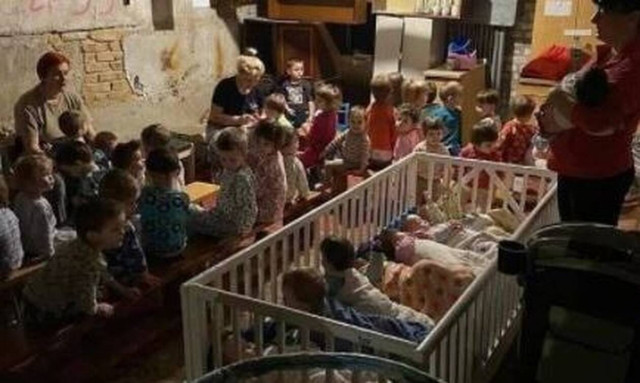 Πόλεμος στην Ουκρανία: Κρυμμένα παιδιά στα καταφύγια των πόλεων