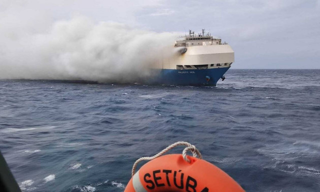 Αζόρες: Βυθίστηκε πλοίο φορτωμένο με Porsche και Lamborghini