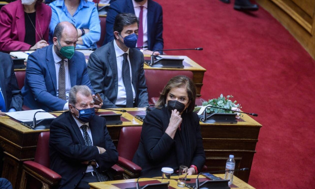 Μαριέττα Γιαννάκου: Λουλούδια στο άδειο έδρανό της - Βαρύ το κλίμα στη Βουλή