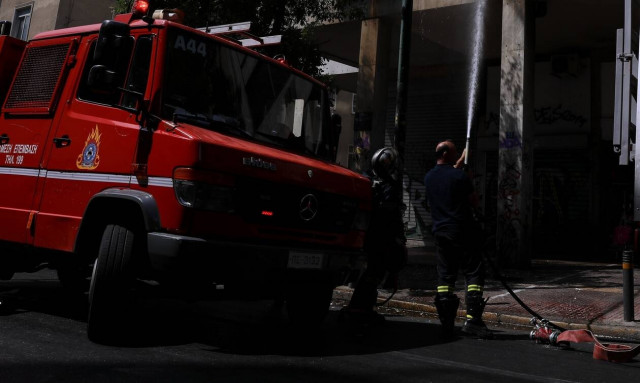 Φωτιά σε εγκαταλελειμμένο κτήριο στο κέντρο της Αθήνας