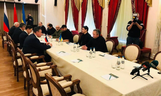 Ουκρανικά μέσα ενημέρωσης: Την Τετάρτη πιθανότατα ο δεύτερος γύρος συνομιλιών στη Λευκορωσία
