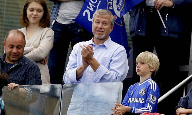 Πόλεμος στην Ουκρανία: Ο Αμπράμοβιτς πουλάει την Τσέλσι και θα δώσει τα κέρδη στα θύματα