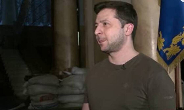 Πόλεμος: Η στιγμή που ο Ζελένσκι μαθαίνει ότι η Ρωσία βομβαρδίζει τον πύργο στο Κίεβο (vid)