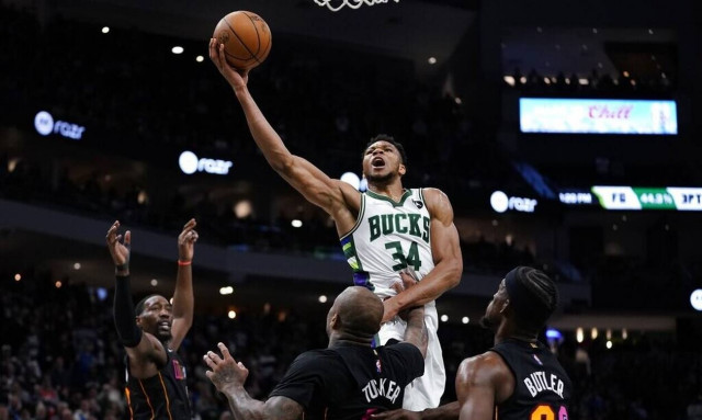 Γιάννης Αντετοκούνμπο: Τρομερός στη νίκη-θρίλερ με 120-119 επί των Μαϊάμι Χιτ