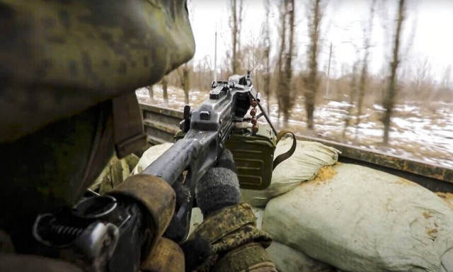 Βίντεο Ντοκουμέντο: Στρατιώτες σημάδευαν αυτοκίνητα δημοσιογράφων που εγκαταλείπουν τη Μαριούπολη