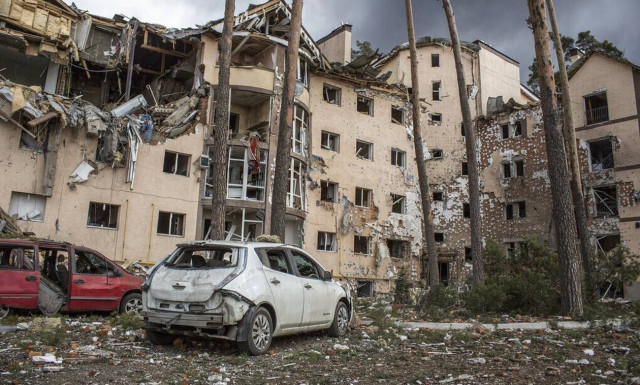 Πόλεμος στην Ουκρανία - Κίεβο: Δεκάδες εγκλωβισμένοι σε συντρίμμια πολυκατοικίας που βομβαρδίστηκε