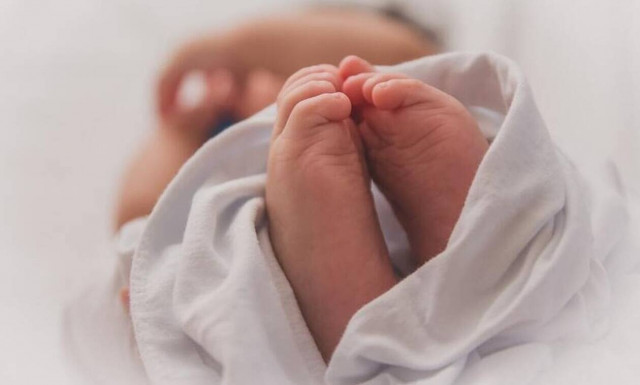 Λάρισα: Μωρό κατάπιε λαστιχάκι για τα μαλλιά - Κινδύνευσε να πνιγεί