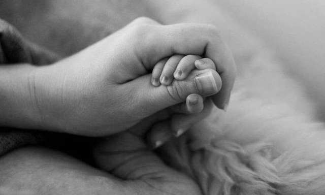 Νεκρά παιδιά στην Πάτρα: Το μνημόσυνο υπό την «επιτήρηση» του Ανθρωποκτονιών Αττικής