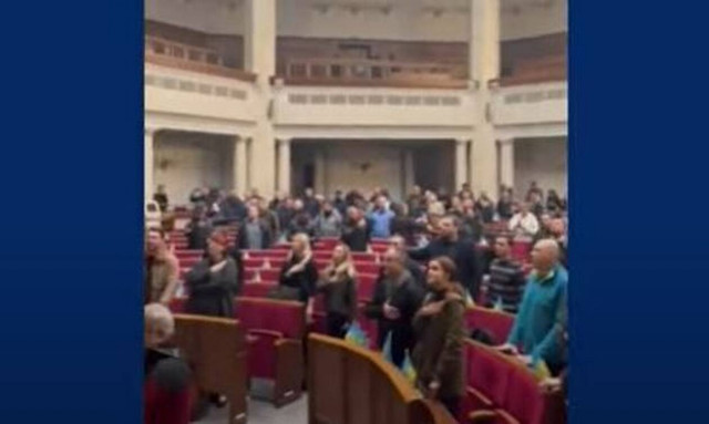 Πόλεμος στην Ουκρανία: Η συγκινητική στιγμή που Ουκρανοί ψάλουν τον εθνικό ύμνο στη Βουλή