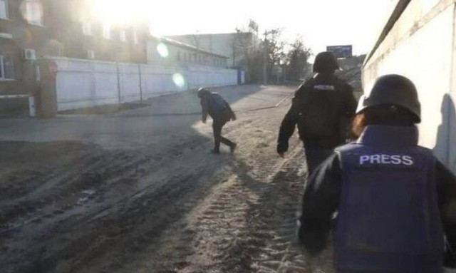 Πόλεμος στην Ουκρανία: Η στιγμή που δέχεται επίθεση το συνεργείο του Sky News (video)