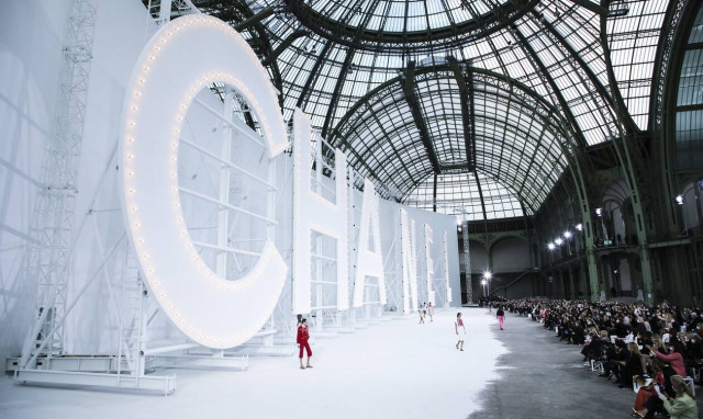 Oίκοι μόδας σταματούν τις πωλήσεις τους στη Ρωσία