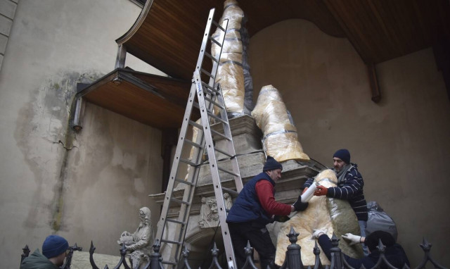 Πόλεμος στην Ουκρανία: Κάτοικοι της πόλης Λβιβ σώζουν αγάλματα - Mνημεία αιώνων κινδυνεύουν