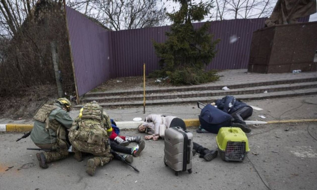 Πόλεμος στην Ουκρανία: Συγκλονιστικό video από το Ιρπίν - Η στιγμή που πύραυλος χτυπάει πολίτες