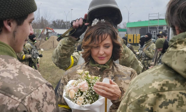 H ελπίδα μέσα στον ζόφο: Μέλη των Ουκρανικών Δυνάμεων Εδαφικής Άμυνας παντρεύτηκαν στο Κίεβο