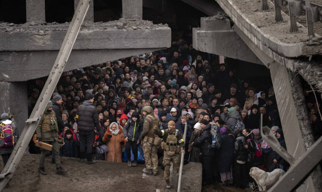 Πόλεμος στην Ουκρανία: Η δραματική εκκένωση του Ιρπίν σε έξι συγκλονιστικά καρέ