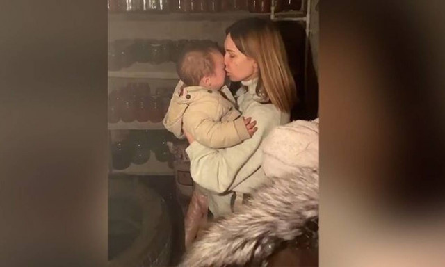 Ουκρανία: Συγκλονίζει μητέρα στην Χερσώνα - «Αν ακούσεις έκρηξη, κράτα την αδερφή σου και τρέχα»