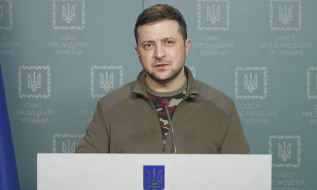 Πόλεμος στην Ουκρανία: Οι Ρώσοι πρότειναν στον Ζελένσκι να παραμείνει πρόεδρος - Γιατί αρνήθηκε