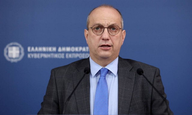 O Γιάννης Οικονόμου στην ενημέρωση των πολιτικών συντακτών