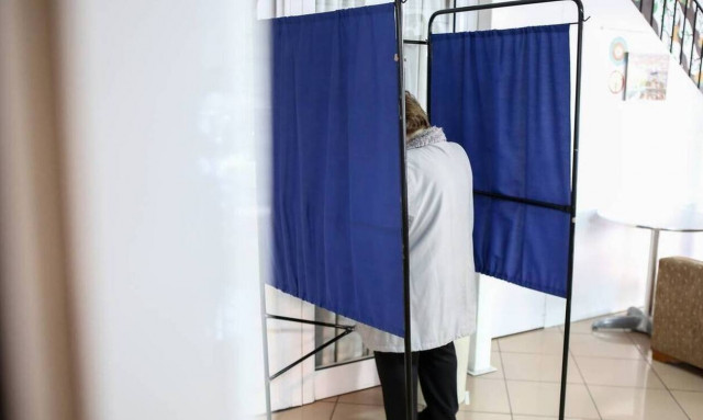 Ο πόλεμος στην Ουκρανία φέρνει σενάρια αλλαγής εκλογικού νόμου το Πάσχα και εκλογών τον Μάιο