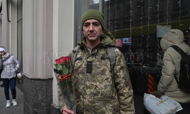 Οι Ουκρανοί γιορτάζουν την Παγκόσμια Ημέρα της Γυναίκας με μπουκέτα λουλουδιών εν μέσω πολέμου