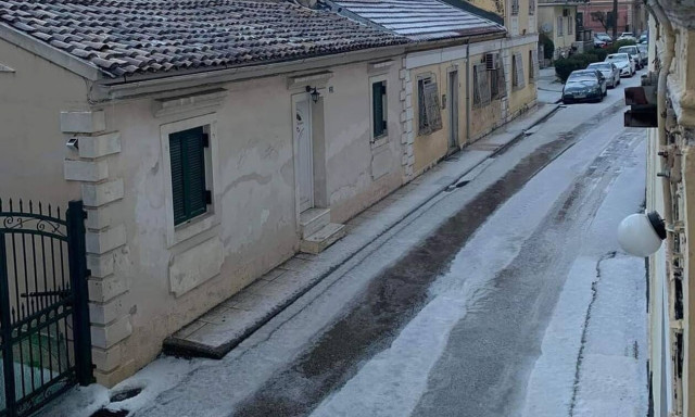 Κέρκυρα: Το χαλάζι άσπρισε τους δρόμους στο κέντρο της πόλης