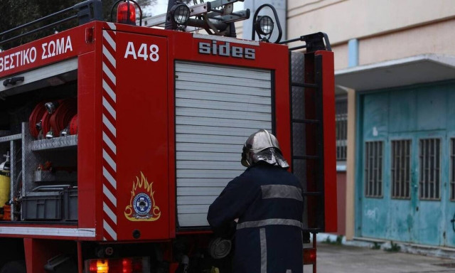 Πάτρα: Ηλικιωμένη ανασύρθηκε χωρίς τις αισθήσεις της από φλεγόμενο διαμέρισμα