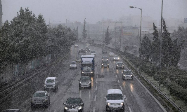 Καιρός: Άνοιξε για τα φορτηγά το ρεύμα της Εθνικής Οδού προς Λαμία - Πού χρειάζονται αλυσίδες