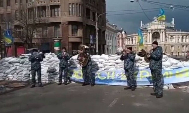 Πόλεμος στην Ουκρανία: Η μπάντα του στρατού παιανίζει το «Don’t Worry Be Happy» στην Οδησσό