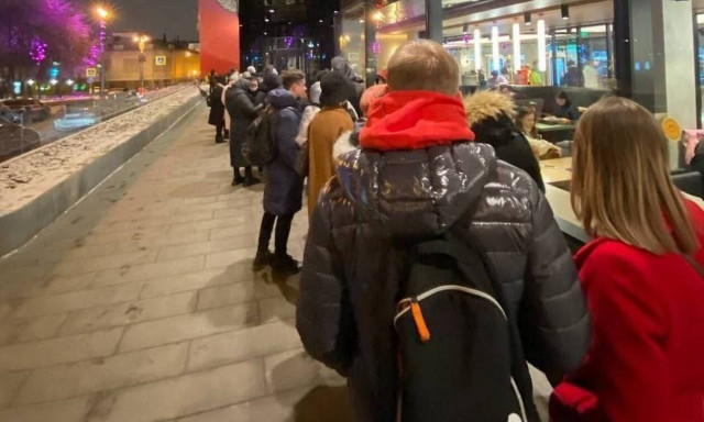 Κλείνουν τα McDonald’s στη Ρωσία - Ουρές για το... ύστατο μπέργκερ