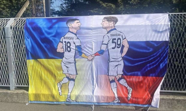 Πόλεμος στην Ουκρανία: Το αντιπολεμικό πανό των φίλων της Αταλάντα – «Ενώνουν» Ουκρανούς και Ρώσους