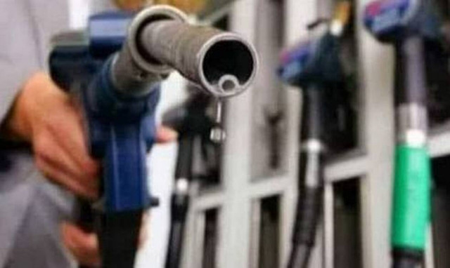 «Ζήτησα να μου βάλουν 5 ευρώ και μου έδωσαν να μυρίσω τη μάνικα» - Χαμός στο Twitter με τη βενζίνη